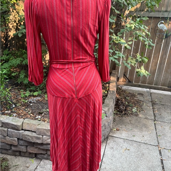 Elegant Red V-Neck Dress - Picture 5 of 9